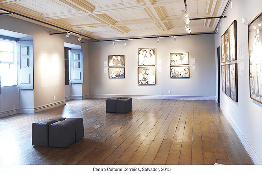 Foto do projeto exposição Origem: retratos de família no Brasil. Fotógrafa Fifi Tong. A exposição aconteceu em 2015 no Centro Cultural dos Correios em Salvador (BA). Coordenação geral de execução realizada pela Doble Cultura.