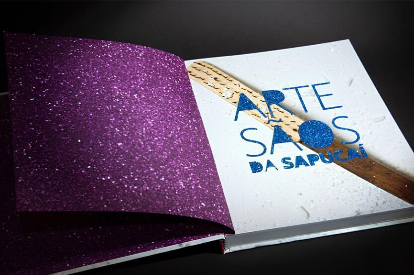 Projeto para lançamento do livro Artesãos da Sapucaí produzido pela Editora Olhares. Finalista do Prêmio Jabuti 2012. Fotógrafo André Nazareth e o artista plástico Carlos Feijó registraram 60 dos mais representativos artesãos do carnaval. A captação de recursos para a realização do projeto foi realizada pela Doble Cultura.