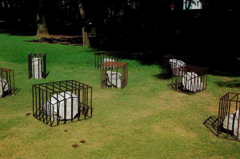 Projeto Experimentando Espaços 1 e 2. Concebida para o jardim do Museu da Casa Brasileira. Curadoria de Agnaldo Farias. Artistas convidados: Elisa Bracher, Afonso Tostes entre outros. Segunda edição ocorreu no ano de 2013. Parceria da Doble Cultura com a Agenda Projetos Culturais. Projeto realizado por meio do ProAC ICMS (SP). Patrocínio de EMS, Gerdau e Akzo Nobel.