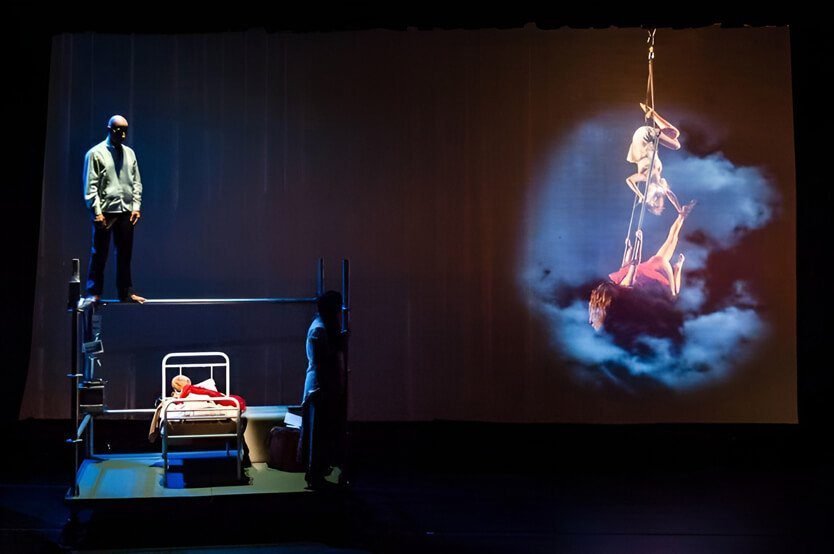 Projeto para o espetáculo Memória roubada. Parceria das companhias Linhas Aéreas e Solas de Vento. Diretor Mark Bromilow e Cia. Les Deux Mondes. Estrou em 2013 no Centro Cultural São Paulo. A Doble Cultura aprovou o projeto na lei de incentivo, e cuidou da captação de recursos e da coordenação geral. Projeto realizado por meio do ProAC ICMS (SP). Patrocínio da Riachuelo.