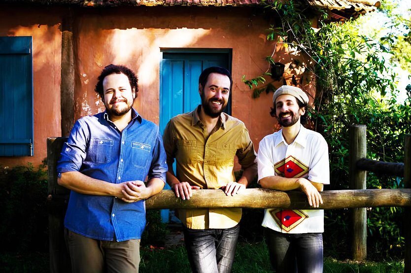 Projeto para o Trio Curupira. Participaram no Rock In Rio – Lisboa/2004. Finalista no Prêmio Visa Instrumental. Formado por André Marques, Fabio Gouvea e Cleber Almeida, o trio foi contemplado em 2012 com edital da Secretaria da Cultura do Estado de São Paulo elaborado pela Doble Cultura, para produzir seu quarto álbum Janela.