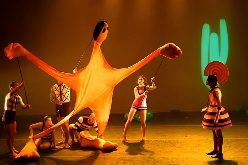 Projeto Cia Druw. Inspirado nas memórias de infância de Tarsila do Amaral. Espetáculo infantojuvenil. A Doble Cultura fez a inscrição do projeto no edital Fomento (SP) e a coordenação da execução, além de coordenar as circulações por Brasília e Rio de Janeiro, por meio do edital da Caixa Cultural.